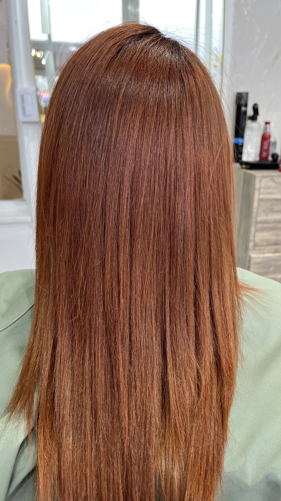 Cabello cobrizo tratado con acabado liso en Aura Nails Care