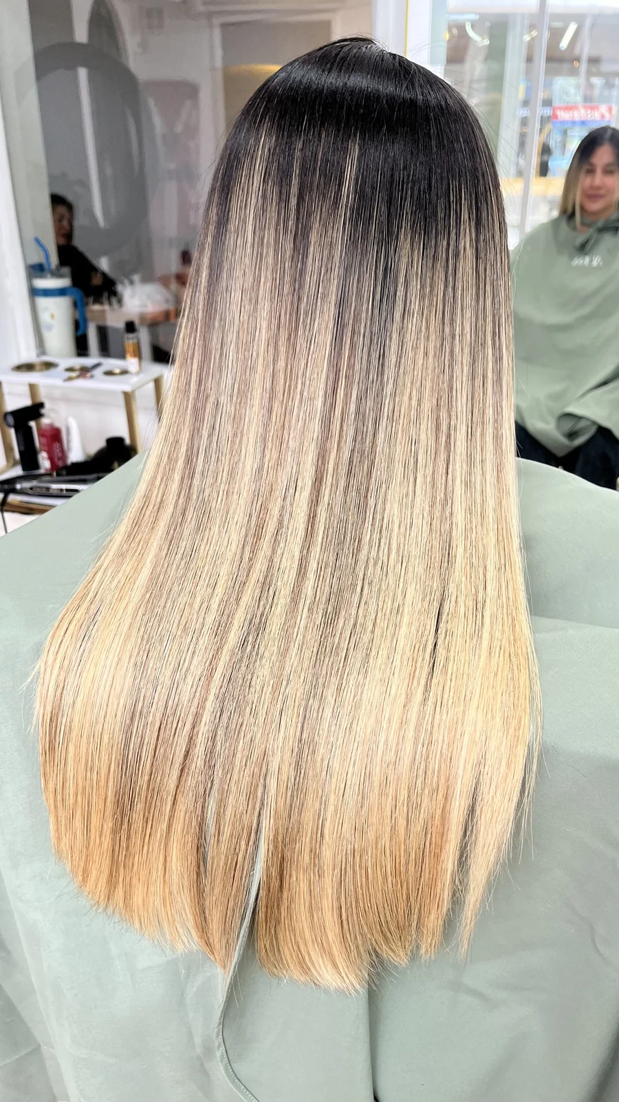 Cabello tinturado y alisado con acabado claro en Aura Nails Care