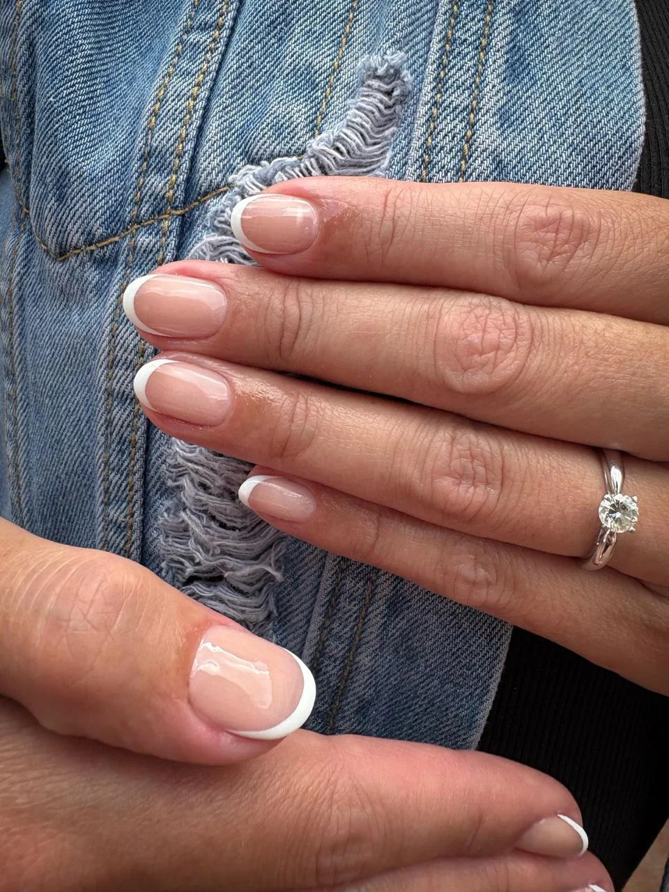 Manicure francés clásico con acabado natural en Aura Nails Care