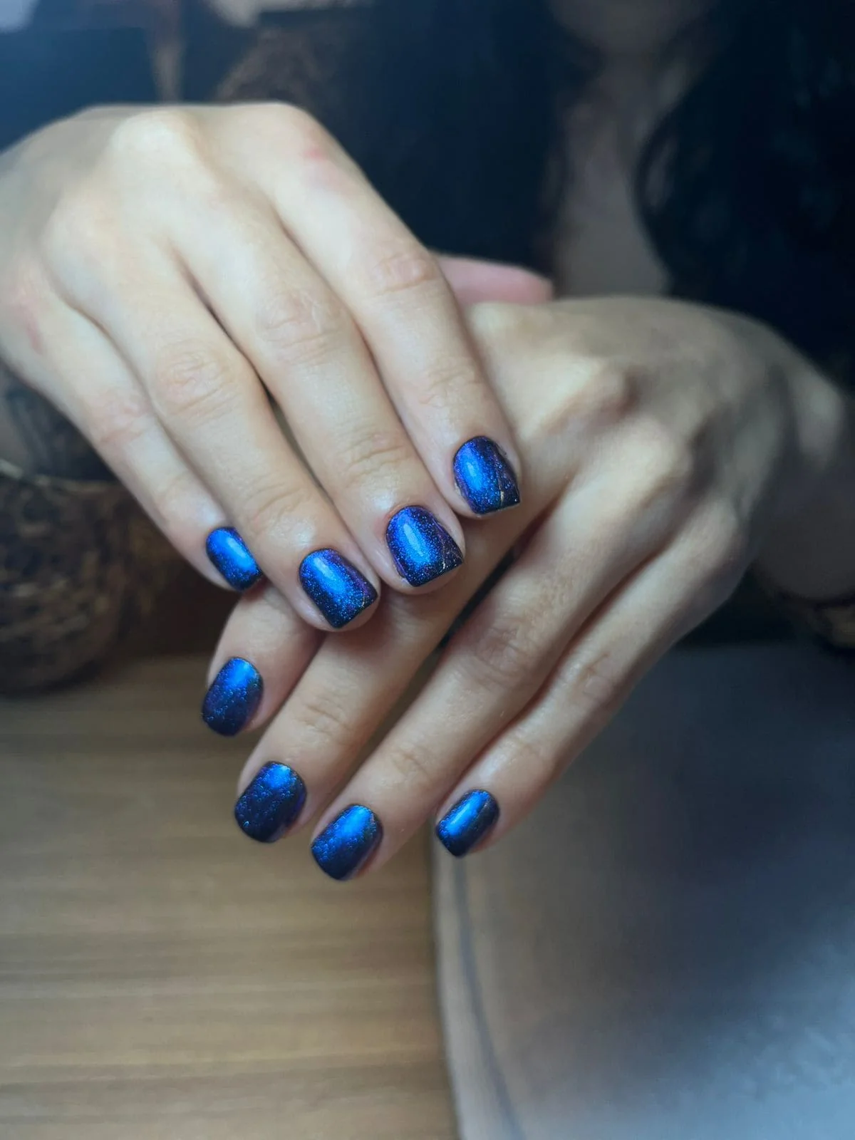 Manicure azul metálico con acabado brillante en Aura Nails Care