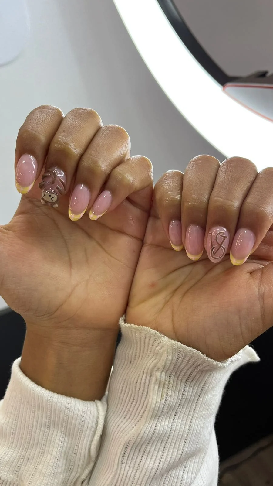 Manicure elaborado con diseño rosado y detalles decorativos en Aura Nails Care
