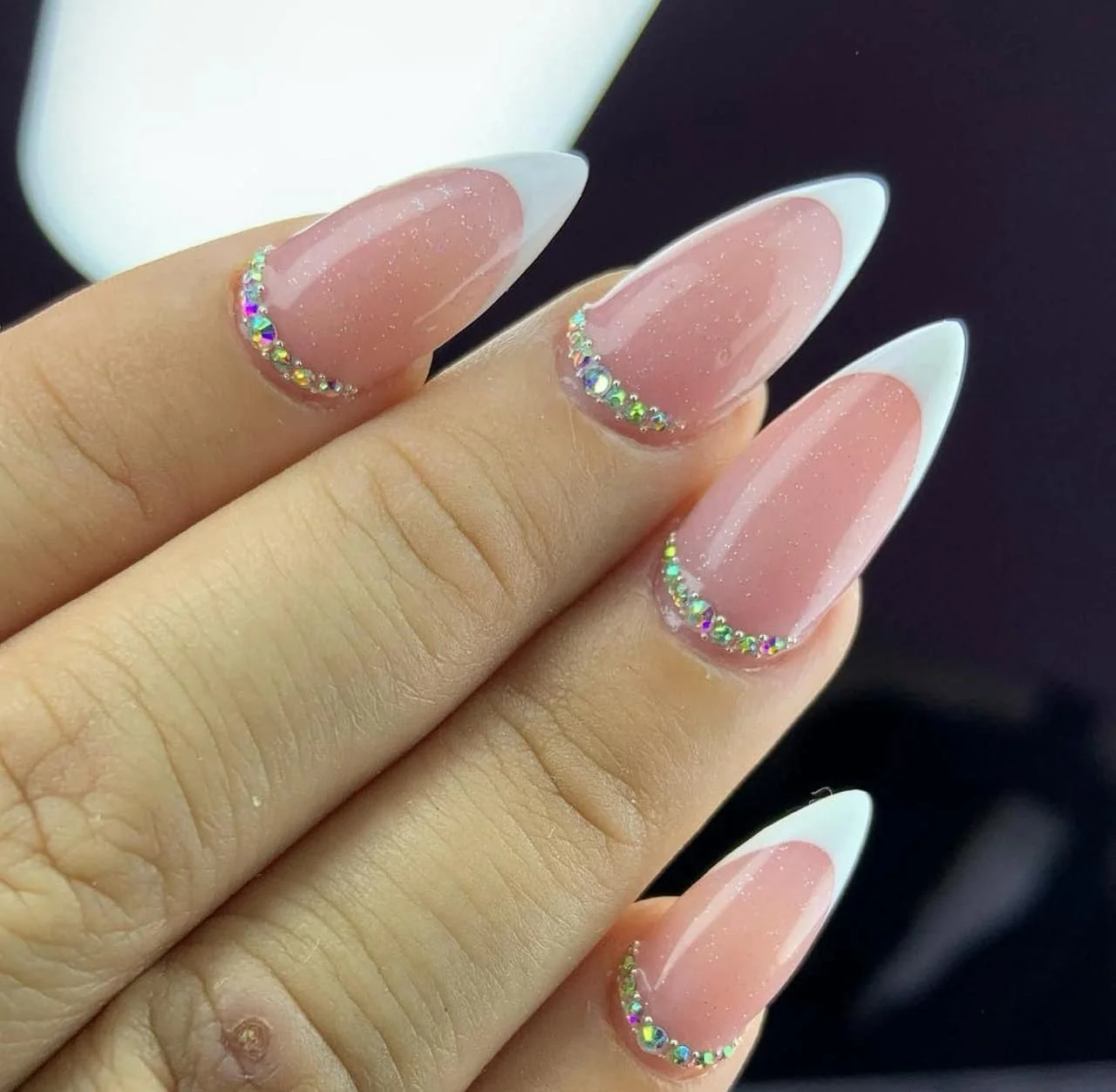 Manicure francés natural con acabado brillante en Aura Nails Care