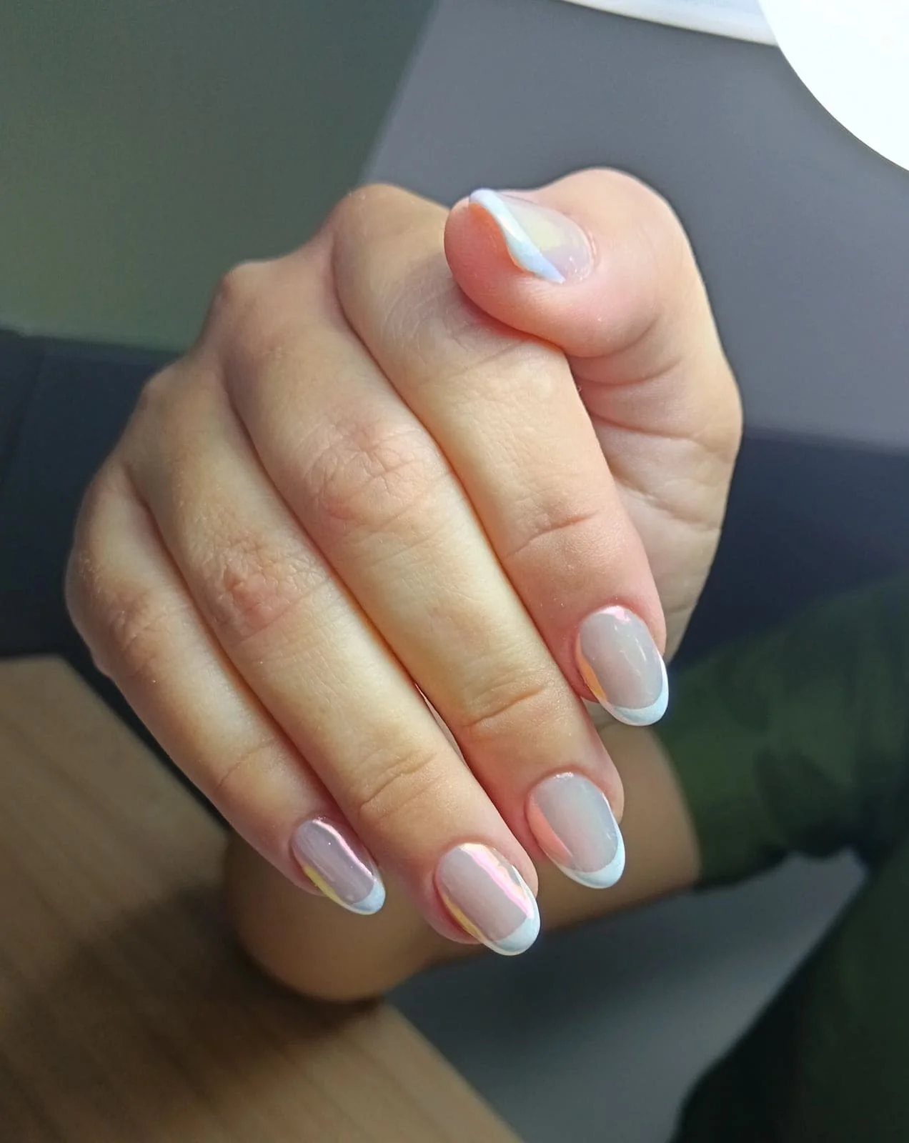 Manicure francés aurora con brillo suave en Aura Nails Care