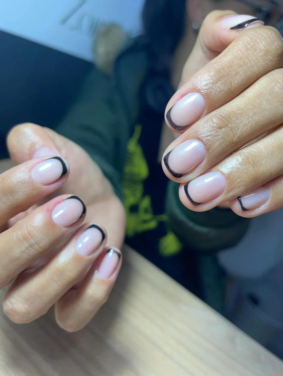 Manicure francés negro con acabado natural en Aura Nails Care
