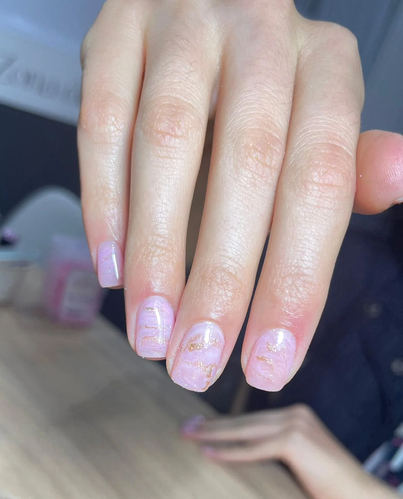 Manicure rosado sutil con detalles delicados en Aura Nails Care