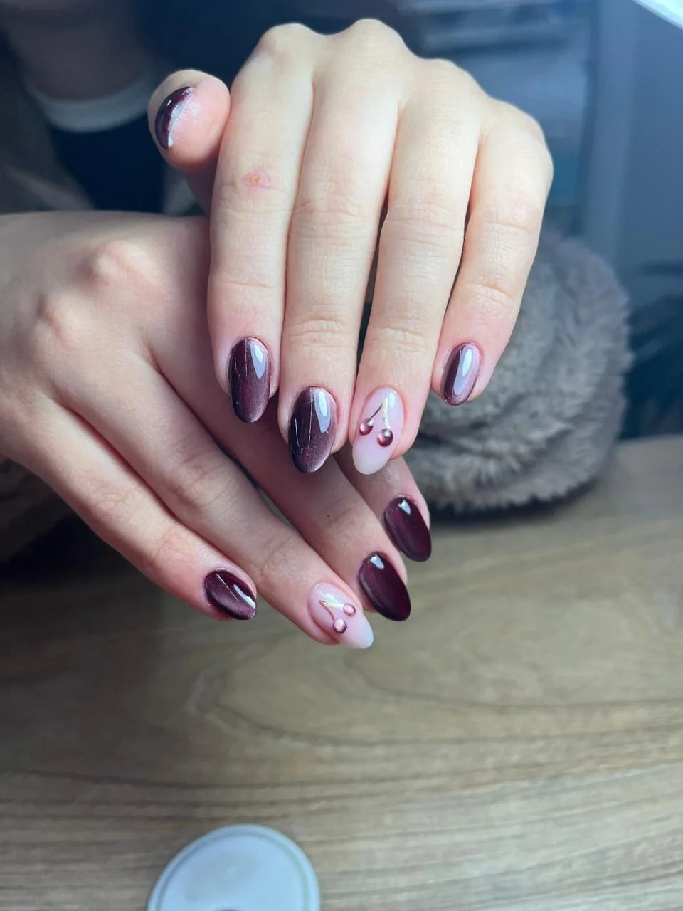 Manicure vinotinto con diseño delicado en Aura Nails Care